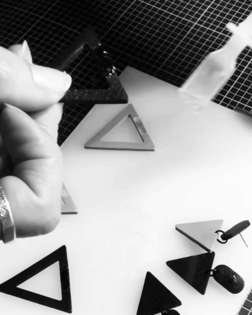 Herstellung handgefertigter Lederohrringe mit geometrischem Design – GEOTI Atelier in Berlin