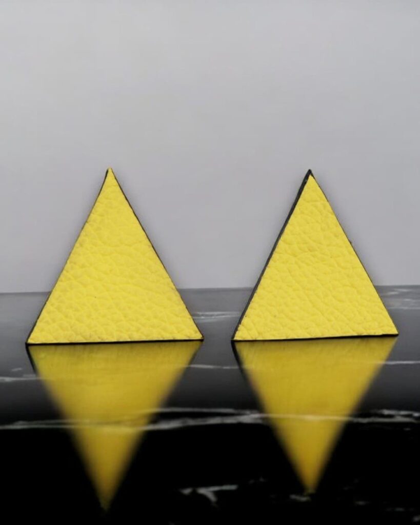 Dreieckige Ohrringe aus gelbem Echtleder – geometrischer Statement-Schmuck von GEOTI
