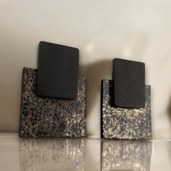 Handgemachte Lederohrringe mit Glitzer-Effekt – modernes eckiges Design