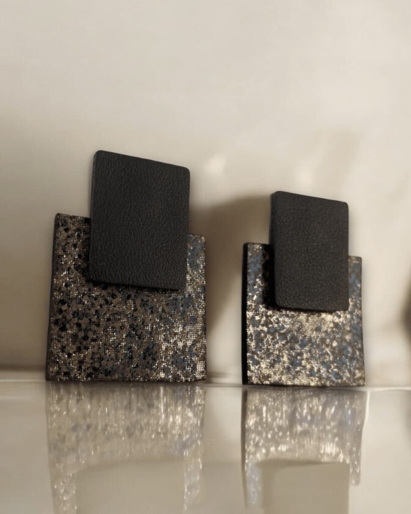 Handgemachte Lederohrringe mit Glitzer-Effekt – modernes eckiges Design