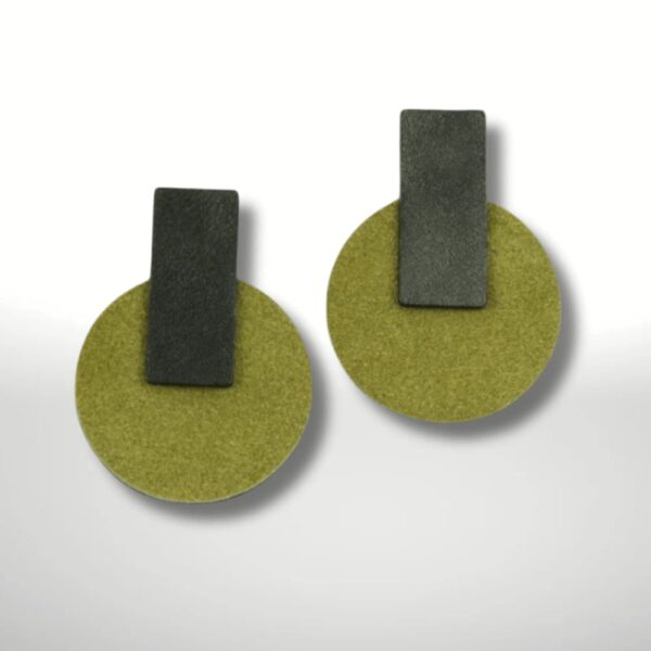Handgemachte grüne Lederohrringe – rundes Design mit schwarzem Stecker