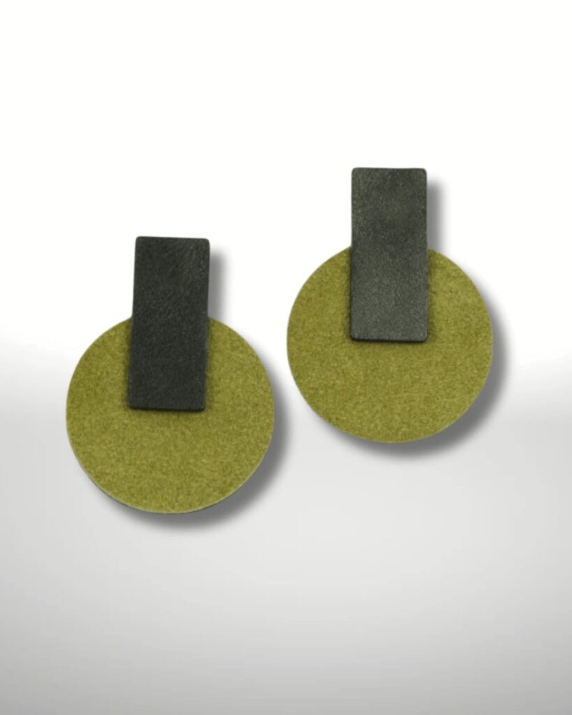 Handgemachte grüne Lederohrringe – rundes Design mit schwarzem Stecker