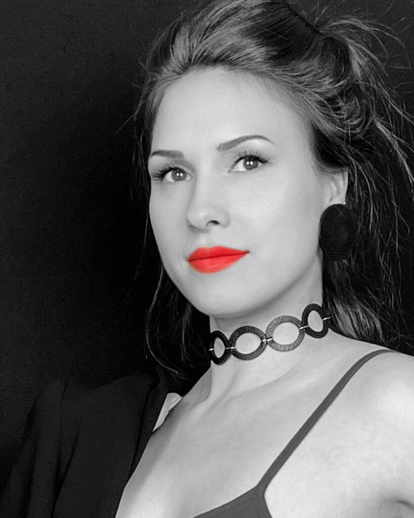 Schwarzes GEOTI-Lederhalsband mit runden Elementen – getragen von einer Frau, stilvoll und handgefertigt in Berlin