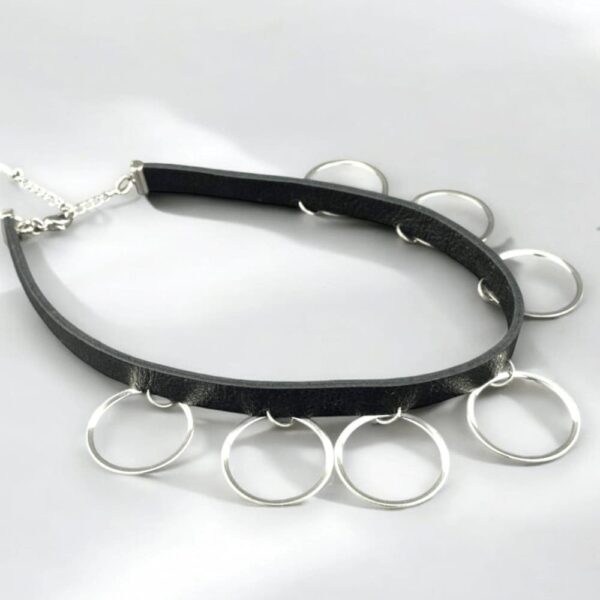 GEOTI Halsband in rundem Design mit Edelstahlringen – modernes Accessoire aus echtem Leder, gefertigt in Berlin.
