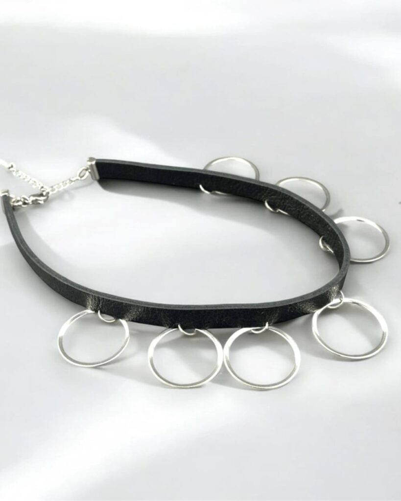 GEOTI Halsband in rundem Design mit Edelstahlringen – modernes Accessoire aus echtem Leder, gefertigt in Berlin.