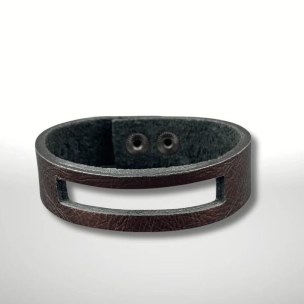 Braunes Lederarmband mit modernem Ausschnitt und Druckknopfverschluss – GEOTI Design