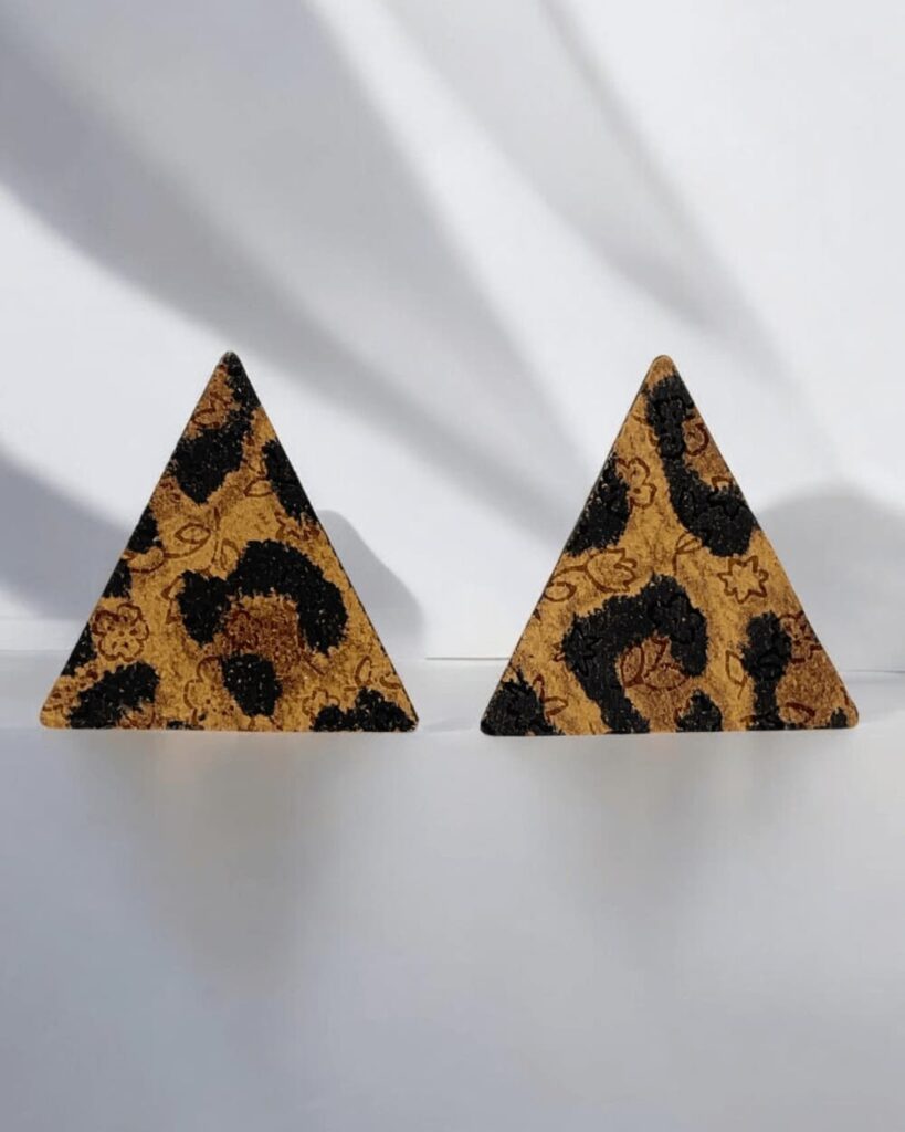 Dreieckige Lederohrringe mit Leopardenmuster – Statement-Schmuck von GEOTI aus Berlin