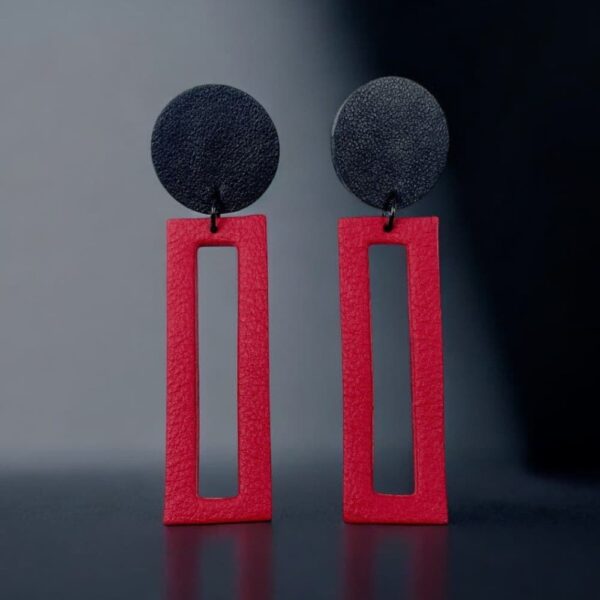 Rote Lederohrringe mit schwarzem Ohrstecker – modernes Design von GEOTI, handgefertigt in Berlin