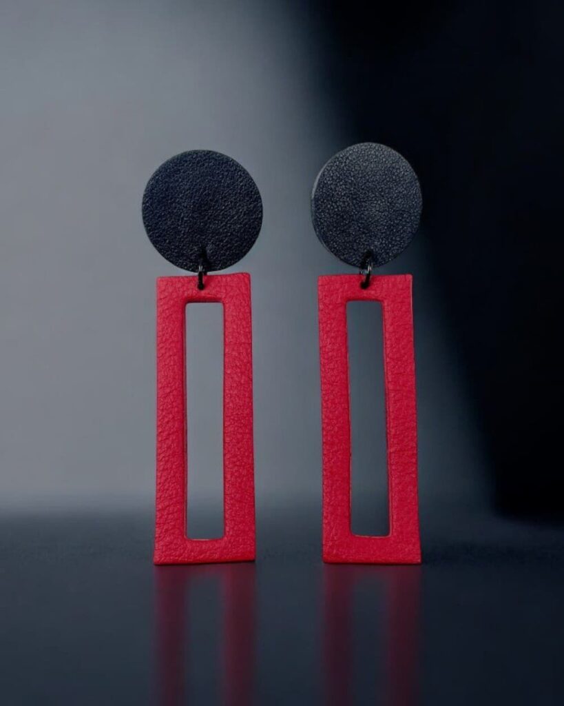 Rote Lederohrringe mit schwarzem Ohrstecker – modernes Design von GEOTI, handgefertigt in Berlin