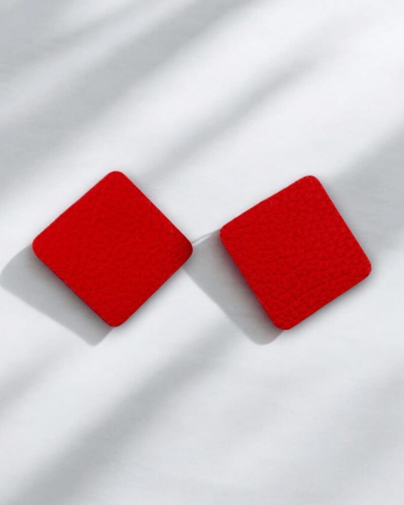 Runde rote Lederohrringe – handgefertigt, minimalistisches Design aus Berlin