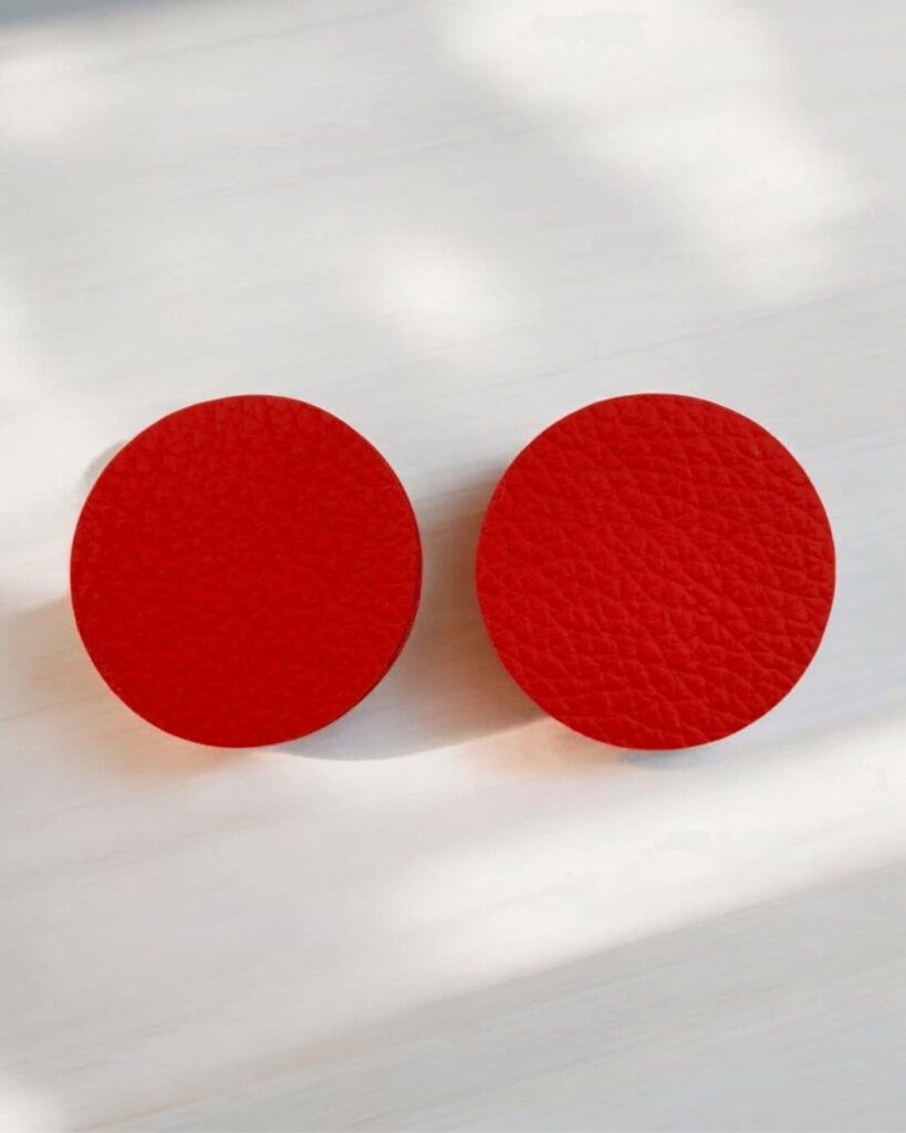 Runde rote Lederohrringe handgefertigt – minimalistisches Design von GEOTI