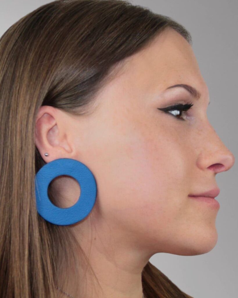 Runde blaue Lederohrringe – modernes Design aus Echtleder von GEOTI, handgefertigt