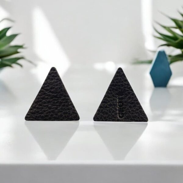 Schwarze Lederohrringe, geometrisches Dreieck, minimalistisch, Unisex. Präsentiert auf hellem Stein.