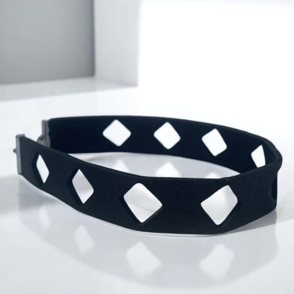 Schwarzer Lederchoker mit rautenförmigen Ausschnitten – modernes Unisex-Design, handgefertigt von GEOTI