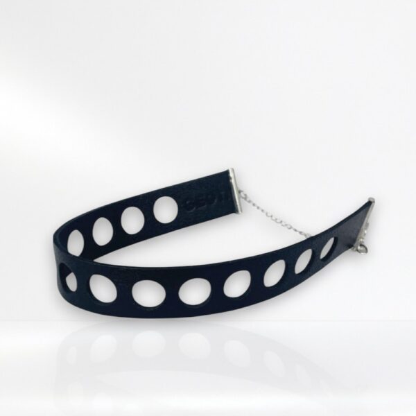 Modernes Lederhalsband in Schwarz mit geometrischem Muster – handgefertigt von GEOTI