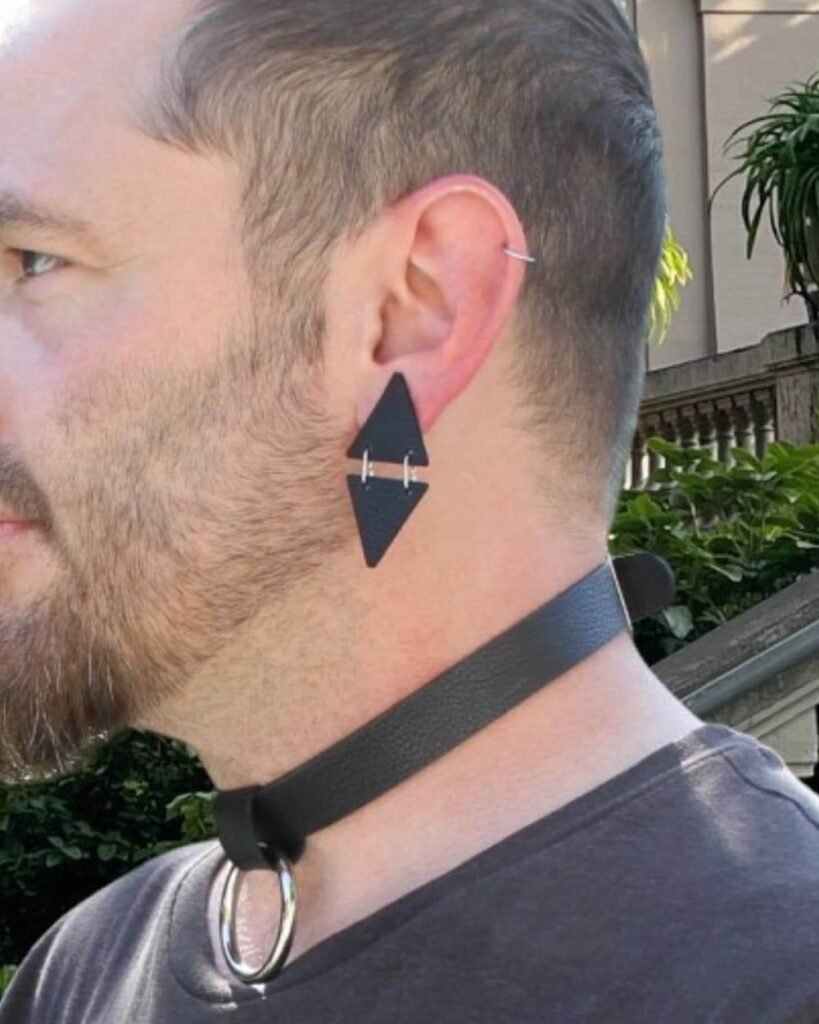 Herrenaccessoires aus Leder – asymmetrischer Ohrring und Choker mit Ring, handgefertigt von GEOTI