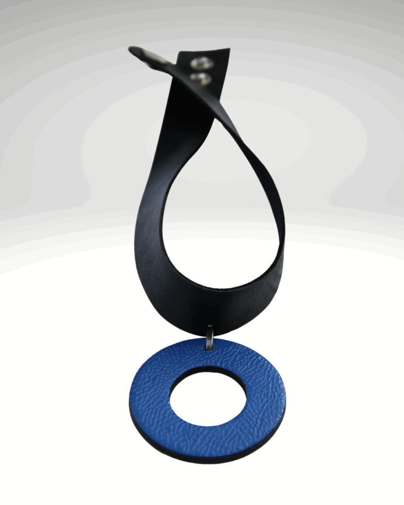 Glänzendes Halsband aus blauem Leder – handgefertigtes GEOTI Accessoire
