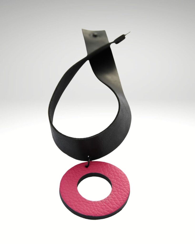 Halsband aus schwarzem Leder mit pinkfarbenem Ring – Seitenansicht am Model, GEOTI Design