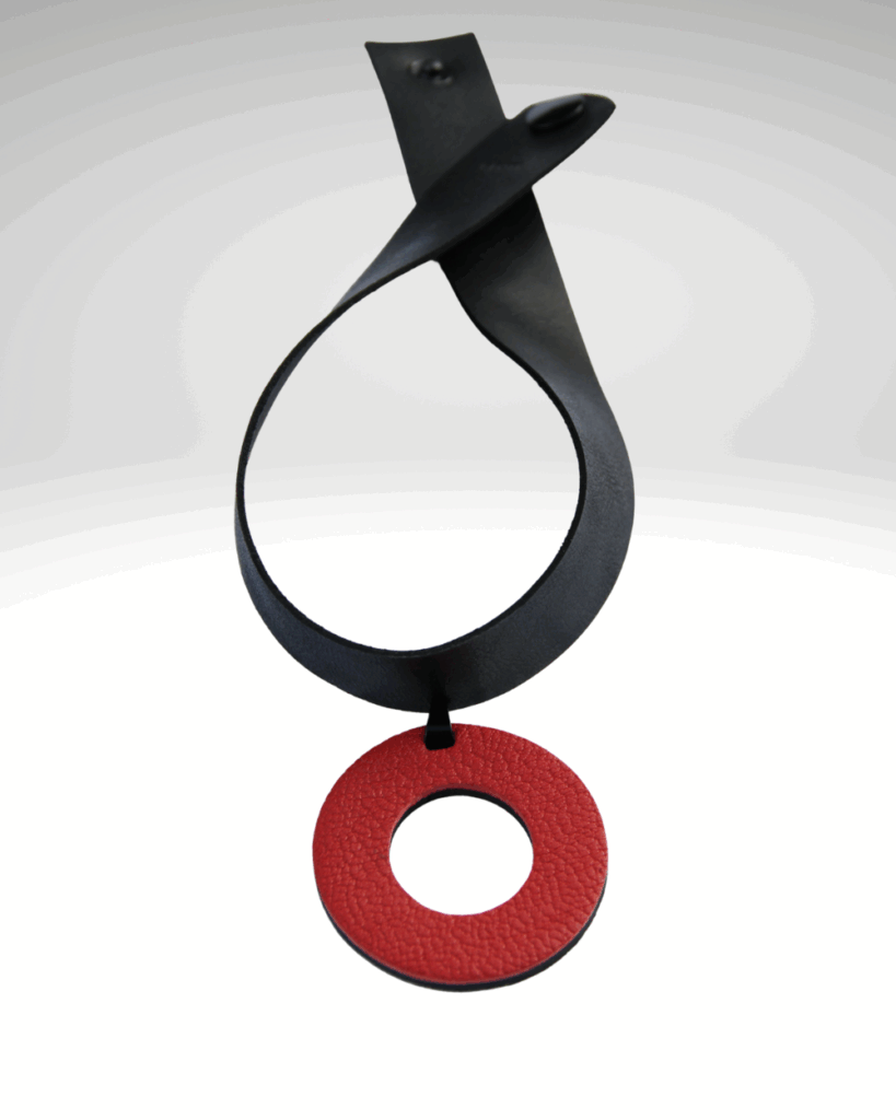 Schwarzes Halsband aus Leder mit rotem Ring – handgefertigtes GEOTI Accessoire