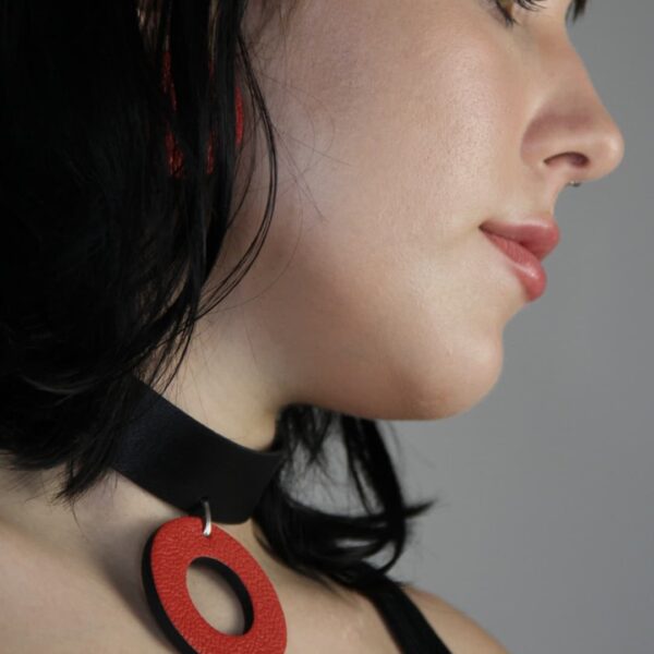 Lederhalsband mit Ring / Rot - Schwarz