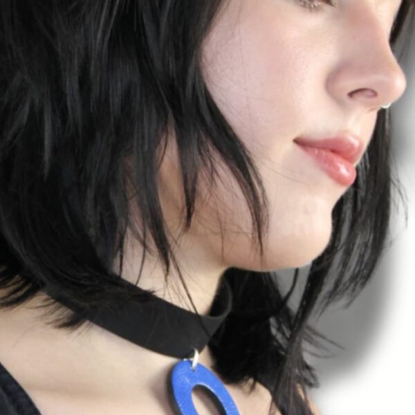 Elegantes Halsband aus glänzend blauem Leder, getragen von Model – GEOTI Design