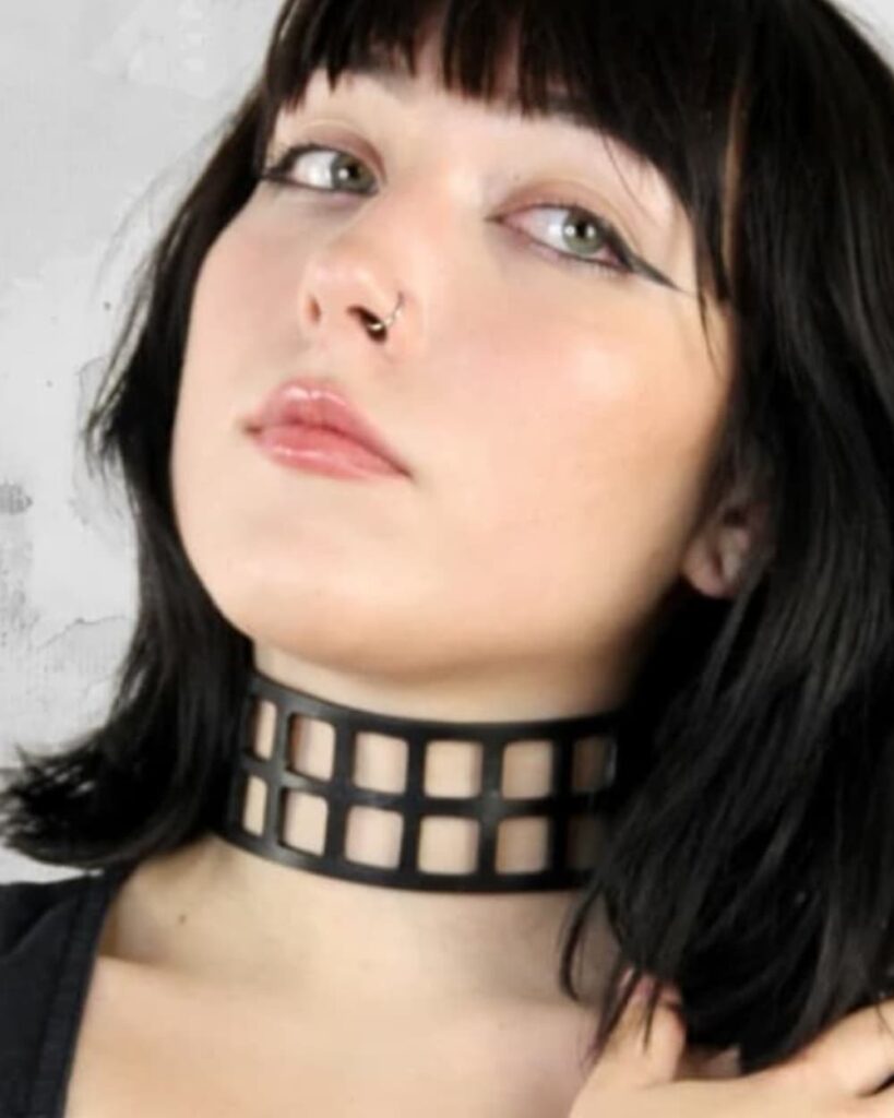Lederhalsband mit quadratischen Cut-Outs