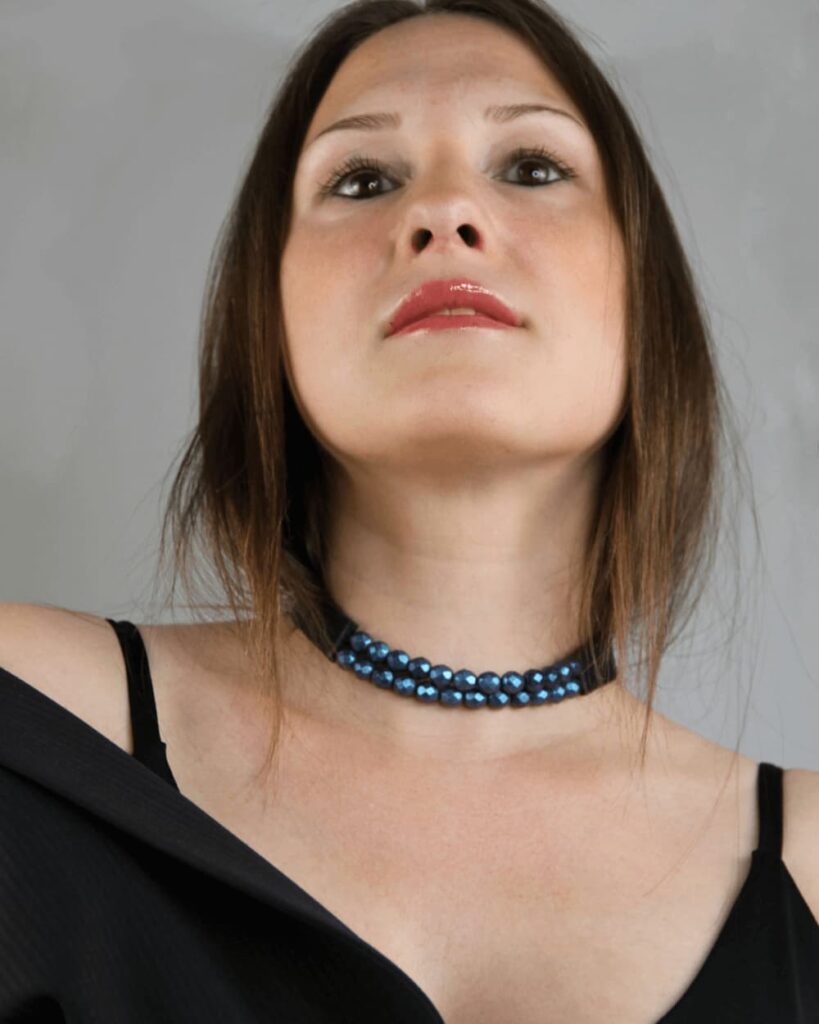 Lederhalsband mit Perlen